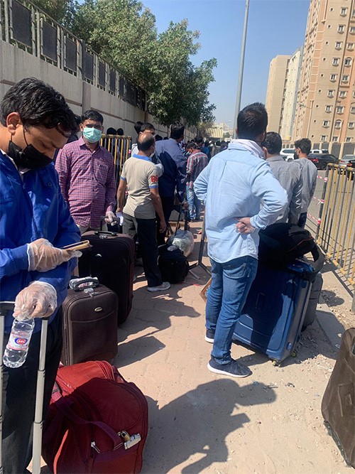 المخالفون من الجنسية الهندية يتقدمون بأعداد هائلة للاستفادة من مهلة "الداخلية"