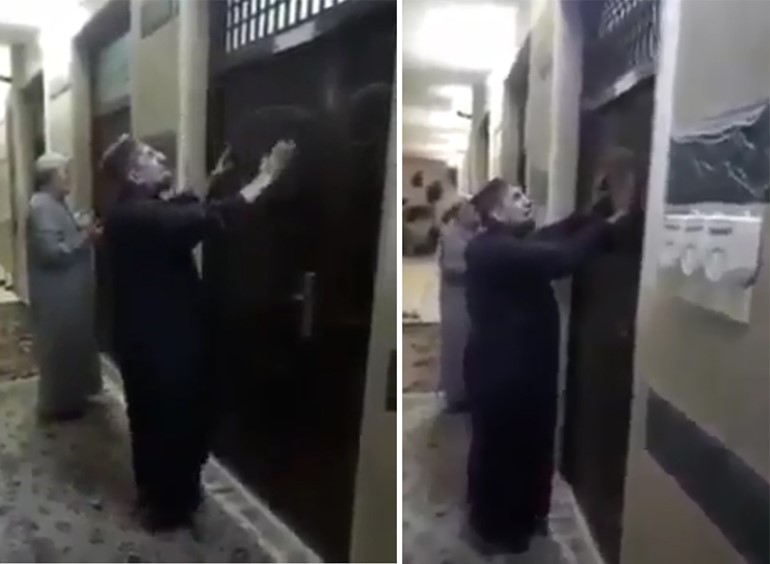 بالفيديو.. تضرع وبكاء مؤثر لشيخ على أبواب مسجد أغلقه كورونا
