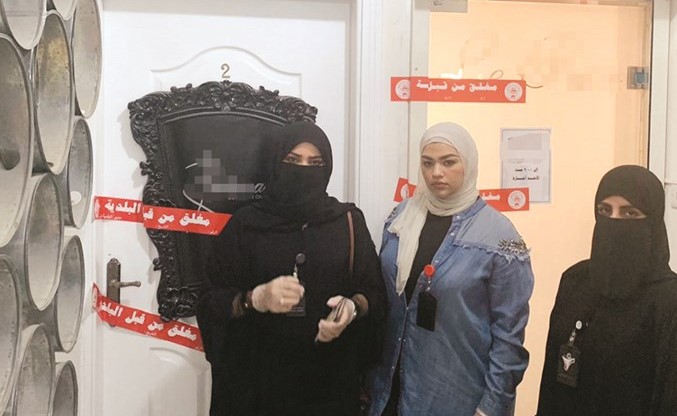 جانب من إغلاق الصالون النسائي