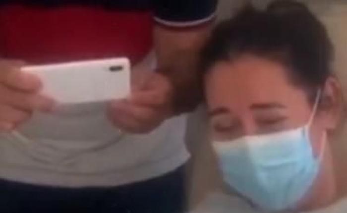 بالفيديو.. رد فعل أم مصابة بـ "كورونا" عند رؤیة طفلتھا عقب الولادة عبر مكالمة فیدیو