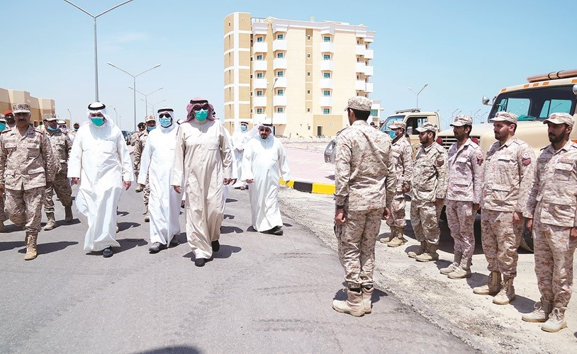 سمو رئيس مجلس الوزراء الشيخ صباح الخالد خلال زيارته مشروع المحجر التابع لوزارة الدفاع بمنطقة الجليعة