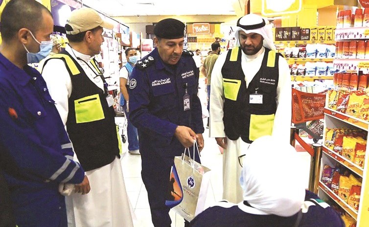 العقيد خليل الأمير يطلع على حقيبة المساهمين