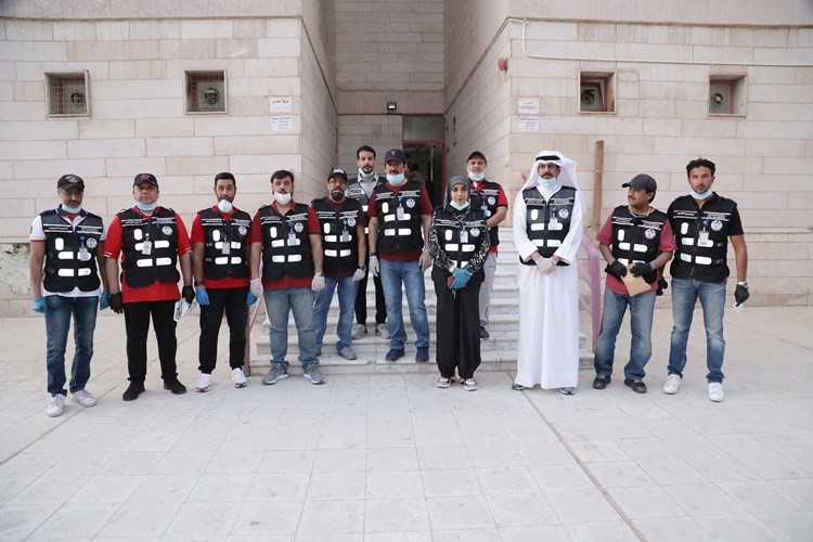 إيمان الأنصاري ود.نايف الطامي وفريق تفتيش المركز الوطني للسلامة المهنية خلال الجولة في خيطان