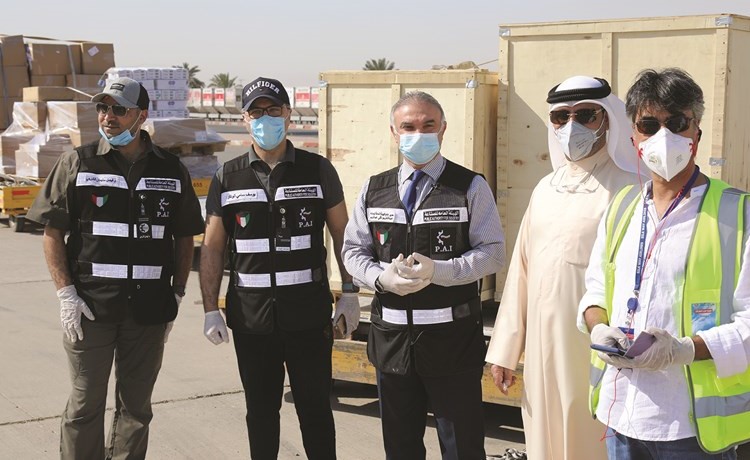 عبدالكريم تقي في لقطة جماعية خلال وصول المكائن لإنتاج الكمامات الطبية