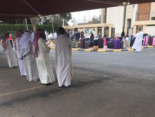 توافد العراقيين العالقين أمام السفارة العراقية تمهيداً لسفرهم إلى وطنهم براً