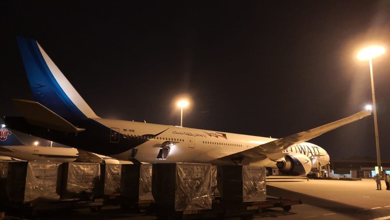 السفير حيات لـ"الأنباء": طائرة كويتية عائدة من الصين تحمل إلى البلاد اليوم عدة أطنان من المستلزمات الطبية والوقائية لتعزيز المخزون
