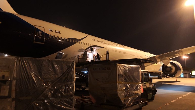 السفير حيات لـ"الأنباء": طائرة كويتية عائدة من الصين تحمل إلى البلاد اليوم عدة أطنان من المستلزمات الطبية والوقائية لتعزيز المخزون