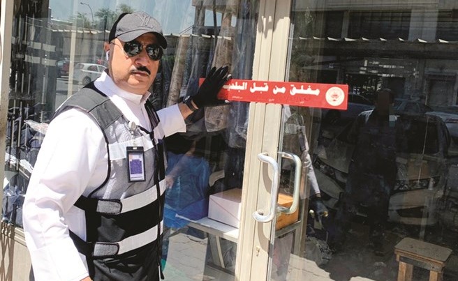 جانب من إغلاق محل مخالف في العاصمة