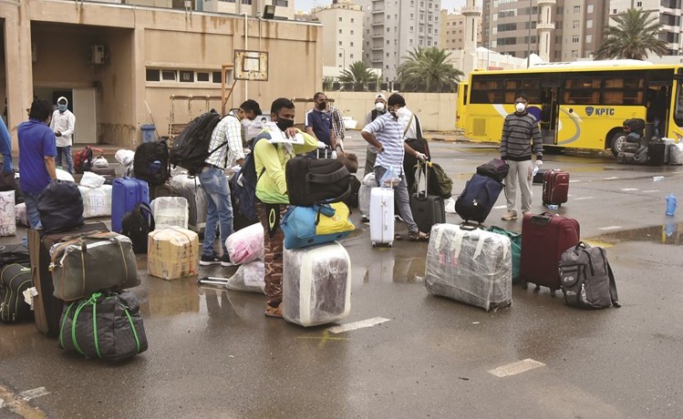 المخالفون وأمتعتهم إلى مدارس الإيواء