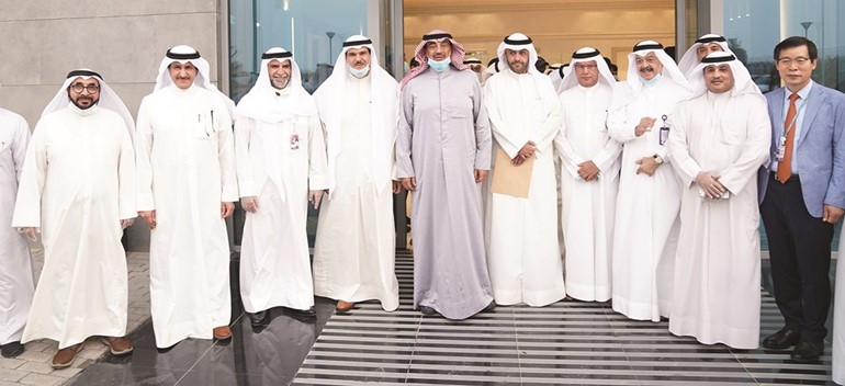 سمو الشيخ صباح الخالد متوسطا أنس الصالح ومبارك الحريص والشيخ سلمان الحمود ويوسف الجاسم والمستشار جمال الجلاوي والسفير ضاري العجران ويوسف الفوزان
