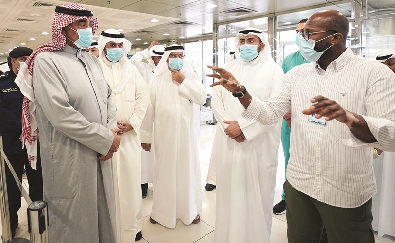 سمو الشيخ صباح الخالد يستمع إلى شرح حول آلية العمل في المطار