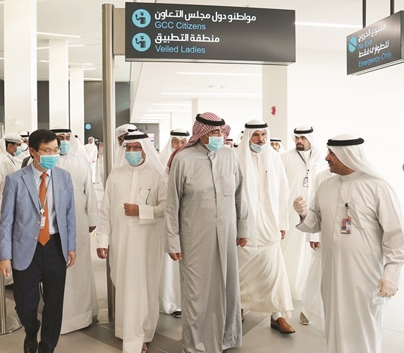 سمو الشيخ صباح الخالد ومبارك الحريص والشيخ سلمان الحمود خلال الجولة