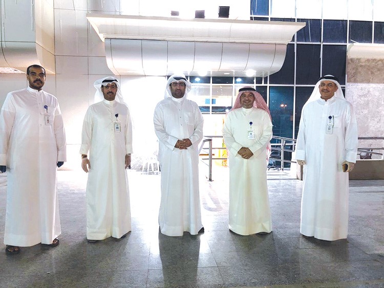 خالد الروضان متوسطا رئيس وأعضاء مجلس إدارة جمعية الفنطاس خلال زيارته فرع المهبولة