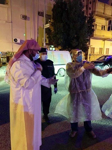 محافظ العاصمة يشرف على عملية إخلاء ما يجاوز 1043 عاملاً وافداً إلى 3 عمارات سكنية في شرق والمرقاب