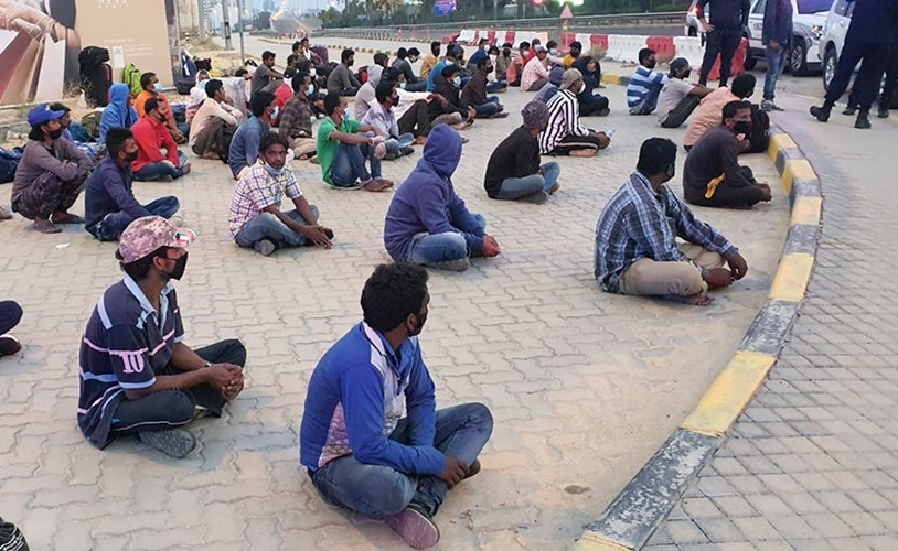 محافظ العاصمة يشرف على عملية إخلاء ما يجاوز 1043 عاملاً وافداً إلى 3 عمارات سكنية في شرق والمرقاب