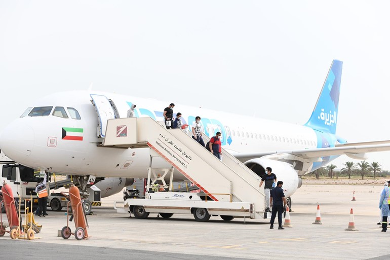 بالفيديو.. مطار الكويت يستقبل أولى رحلات اليوم الثاني لإجلاء المواطنين من الخارج
