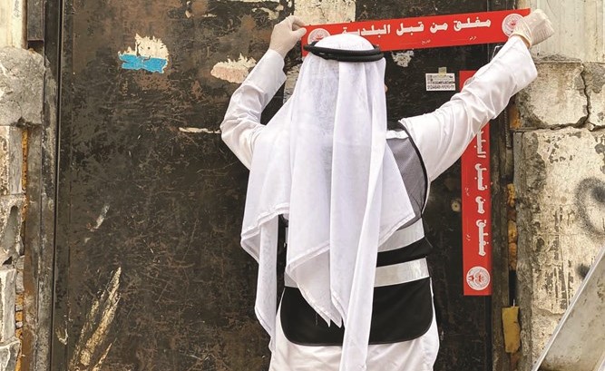 إغلاق احد المحلات المخالفة في الفروانية
