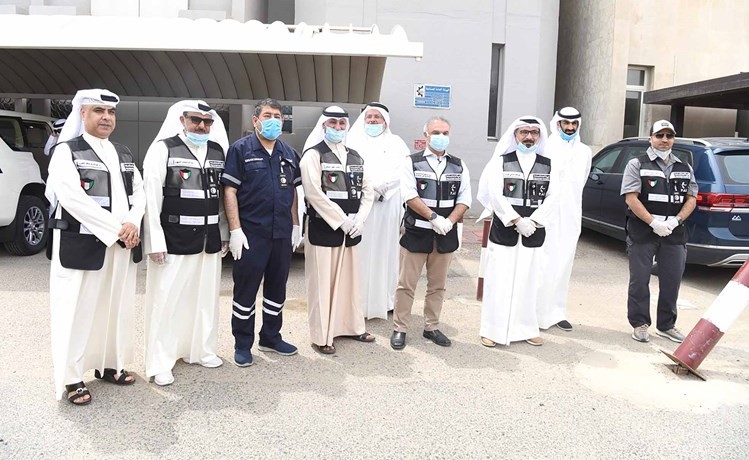 مدير عام الهيئة العامة للصناعة عبدالكريم تقي والفريق المرافق له خلال الجولة في لقطة جماعية	 (أحمد علي)