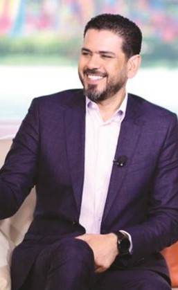 سفير مذيعي الكويت الإعلامي عادل العيدان