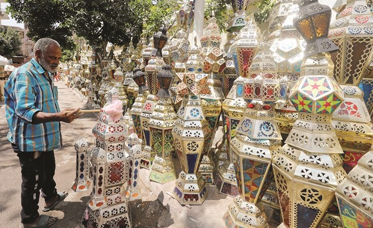 بائع مصري ينظف الفوانيس استعدادا لشهر رمضان المبارك في احد شوارع القاهرة امس	(رويترز)