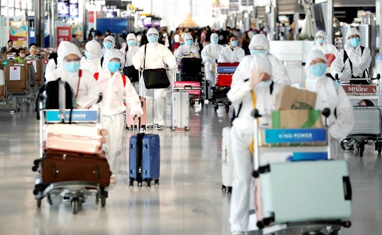 طلاب صينيون يرتدون ثيابا وكمامات واقية في مطار بانكوك قبل اعادتهم الى وطنهم أمس	(رويترز)