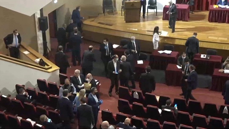 بالفيديو.. فيروس كورونا يجبر البرلمان اللبناني على عقد جلسة تشريعية خارج مقره