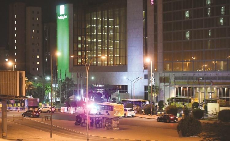 حافلات نقلت ركاب طائرة اسطنبول إلى فندق كراون بلازا لقضاء فترة الحجر المؤسسي أمس 	(هاني الشمري)