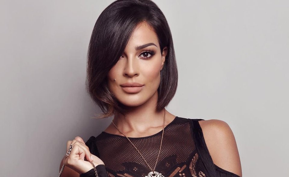بالفيديو.. نادين نسيب نجيم تقلّد فيفي عبده بحديث عن الكويت