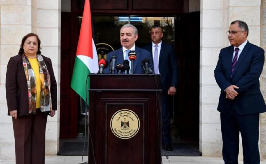 بالفيديو.. "شيل إيدك من جيابك".. رئيس الحكومة الفلسطينية يحرج الناطق باسم حكومته