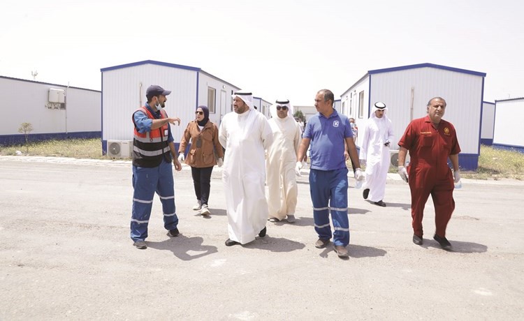 الشيخ عبدالله الأحمد خلال الجولة	(زين علام)