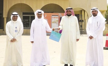 فريق زين أثناء تسليم الماچلة إلى بنك الطعام الكويتي