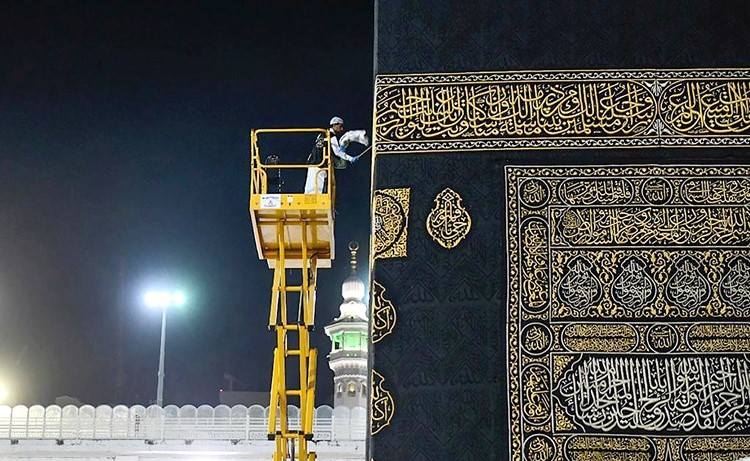 عامل ينظف ويعقم الكعبة المشرفة قبيل دخول شهر رمضان المبارك	(رويترز)