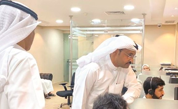 جانب من العمل في مركز الاتصال التابع لوزارة الصحة