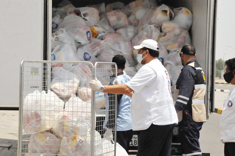 «الهلال الأحمر» تسلّم وزارة الصحة مواد غذائية ومستلزمات نظافة لمحجر أرض المعارض