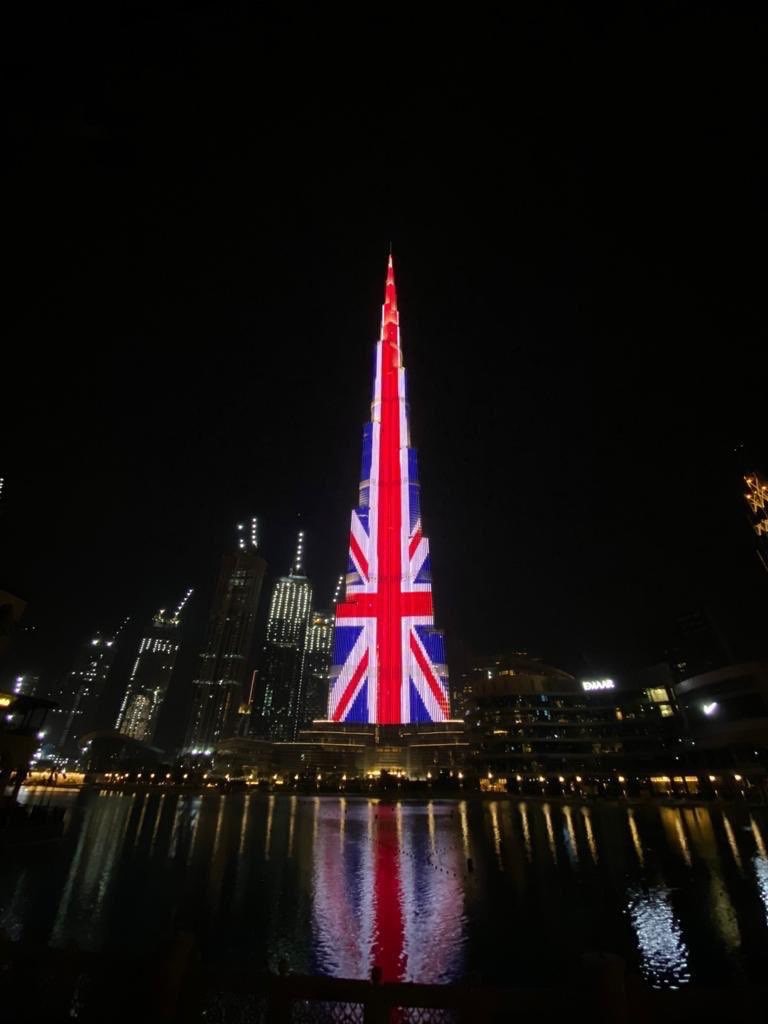 برج خليفة تزيّن بالعلم البريطاني بمناسبة عيد الملكة إليزابيث الـ 94