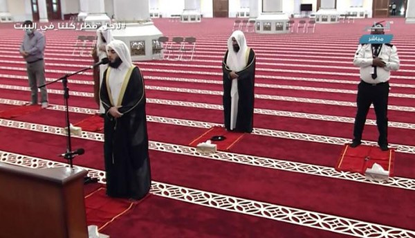 بالفيديو.. إقامة أول صلاة تراويح في قطر بحضور 5 أشخاص فقط