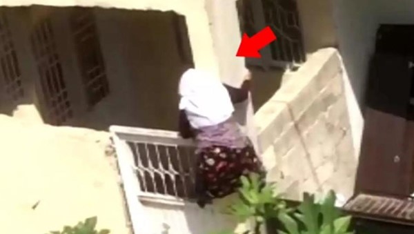 بالفيديو.. المرأة العنكبوت.. سبعينية تركية تتسلق الجدران لكسر الحجر المنزلي