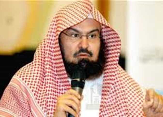 بالفيديو.. بكاء «السديس» في أول صلاة تراويح بالحرم المكي بسبب كورونا