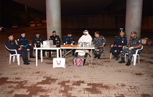 معالي نائب رئيس مجلس الوزراء ووزير الداخلية يهنئ اخوانه رجال الامن ويتفقد منطقتي العزل وعدد من المفارز الأمنية