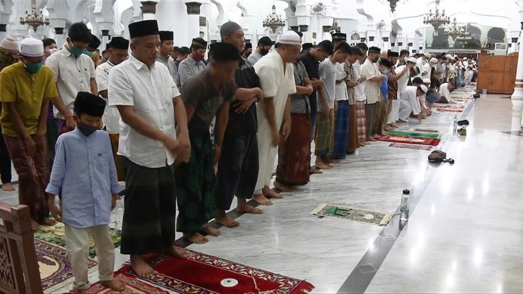 بالفيديو.. الآلاف يصلون التراويح في أتشيه رغم الدعوات الحكومية للبقاء في المنزل