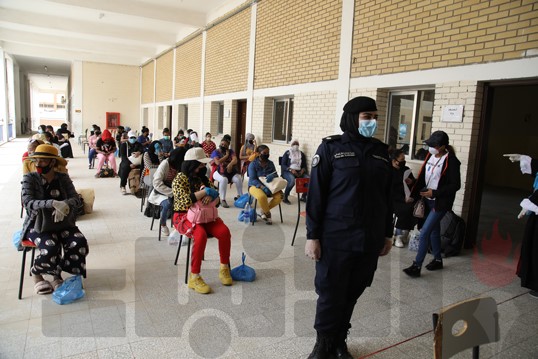 إقبال كثيف أمام مراكز مخالفي الإقامة من جميع الجنسيات