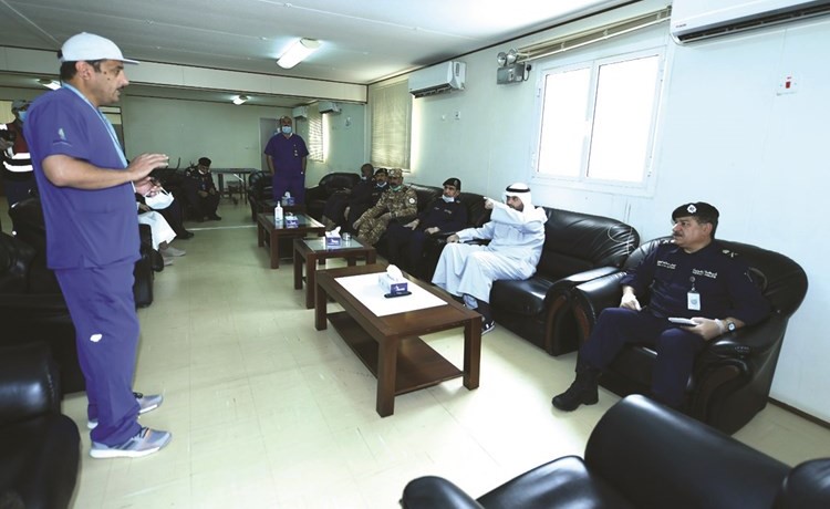 ويستمع ومرافقوه لشرح عن العمل في مركز الرتقةhttp://cms.alanba.com.kw/articlefiles/2020/04/964307-2.jpg