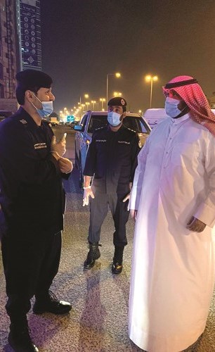 محافظ العاصمة يشرف على عملية حجر ثلاث عمارات سكنية في بنيد القار