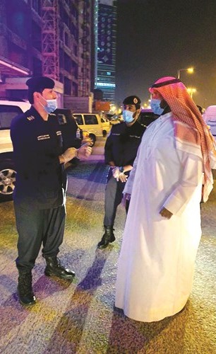 محافظ العاصمة يشرف على عملية حجر ثلاث عمارات سكنية في بنيد القار