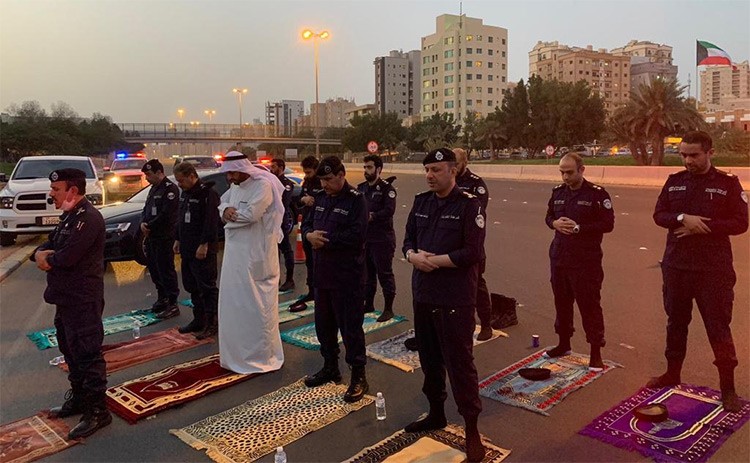 وزير الداخلية يتفقد نقاط التفتيش ويشارك رجال الأمن طعام الإفطار