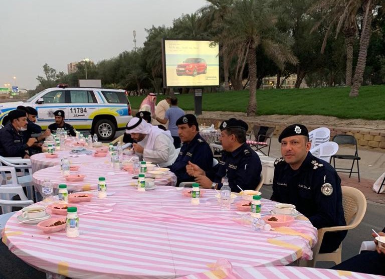 وزير الداخلية يتفقد نقاط التفتيش ويشارك رجال الأمن طعام الإفطار