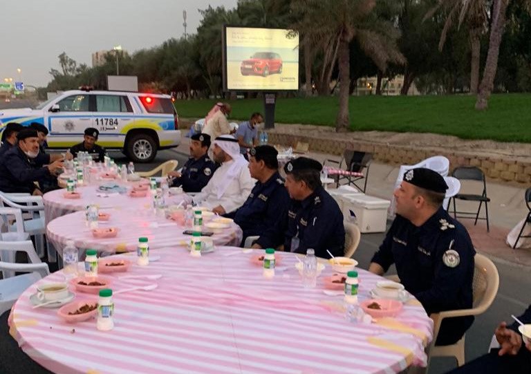وزير الداخلية يتفقد نقاط التفتيش ويشارك رجال الأمن طعام الإفطار