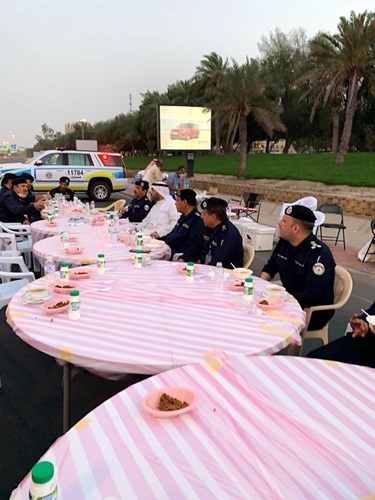 الوزير أنس الصالح خلال إفطاره برفقة وكيل وزارة الداخلية الفريق عصام النهام وعدد من القيادات الأمنية