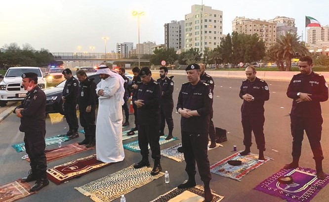 الوزير أنس الصالح ووكيل الوزارة الفريق عصام النهام واللواء جمال الصايغ والعميد توحيد الكندري وعدد من القيادات الأمنية خلال صلاة المغرب