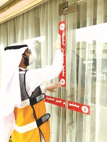 جانب من إغلاق أحد المحلات المخالفة